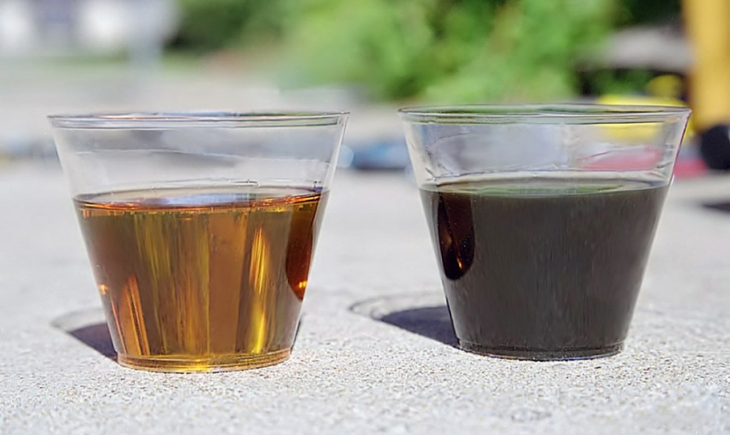 Чистое (слева) и грязное (справа) трансмиссионное масло
