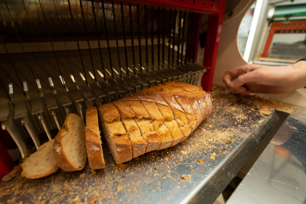 Нарезка хлеба на хлеборезательной машине
